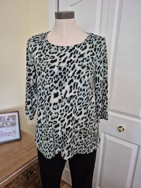 Kim & Co Women's Green Leopard Print Long Sleeve Tee
